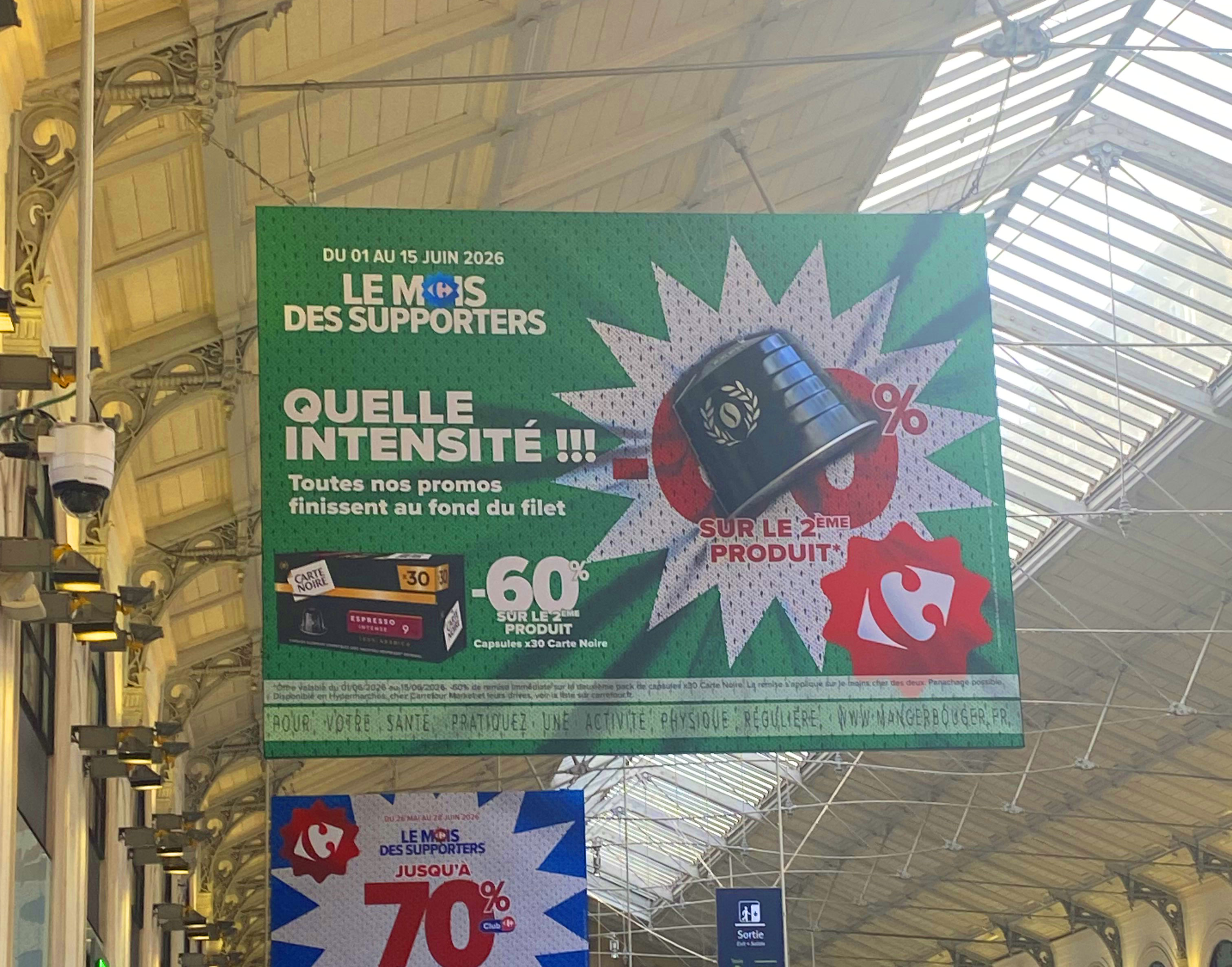 Affiche Carrefour à Saint-Lazare avec capsule de café en installation 3D