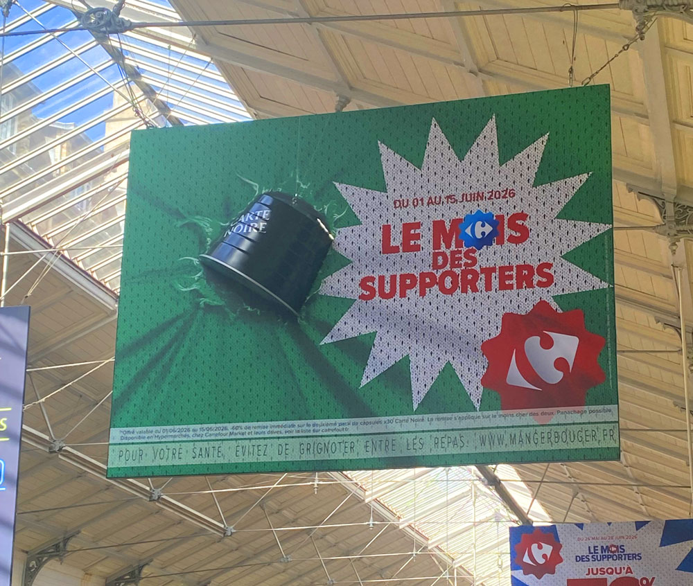 Affiche Carrefour Le mois des supporters avec capsule de café 3D