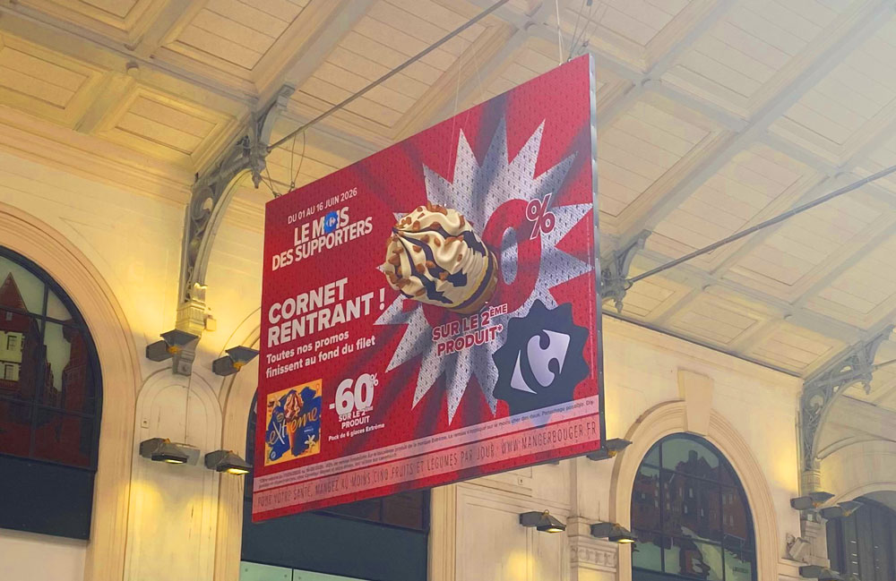 Affiche Carrefour avec cône de glace en installation 3D à Saint-Lazare