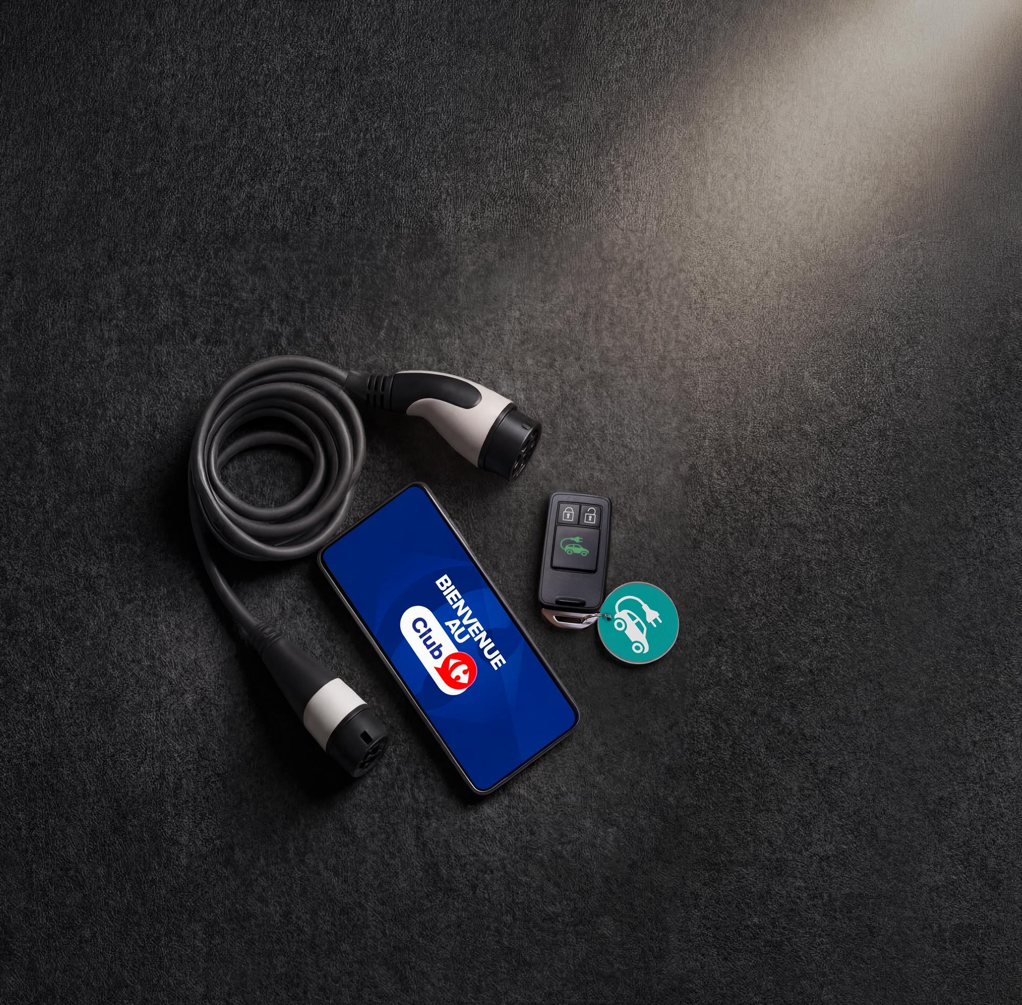Visuel IA Carrefour énergie avec câble de recharge et application mobile